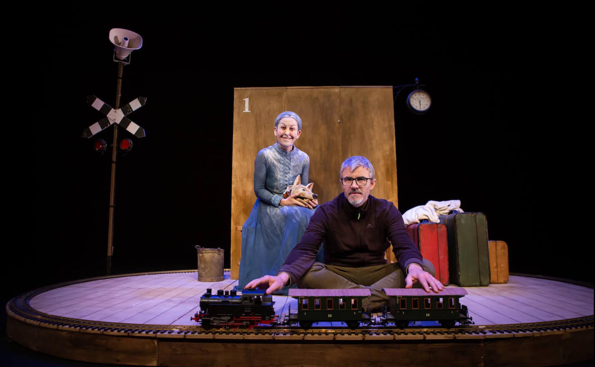 Elisa y Joaquín, en la escenografía de 'Estación paraíso' en el Teatro Alhambra. 
