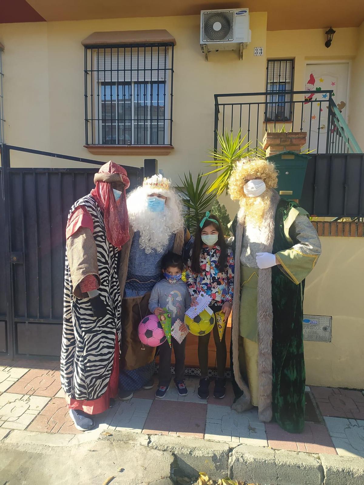 Los Reyes Magos posan con niñas de Cúllar Vega la pasada Navidad.