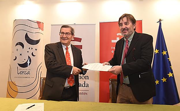 José Entrena y Luis García Montero tras la firma de la prórroga del convenio de colaboración. 