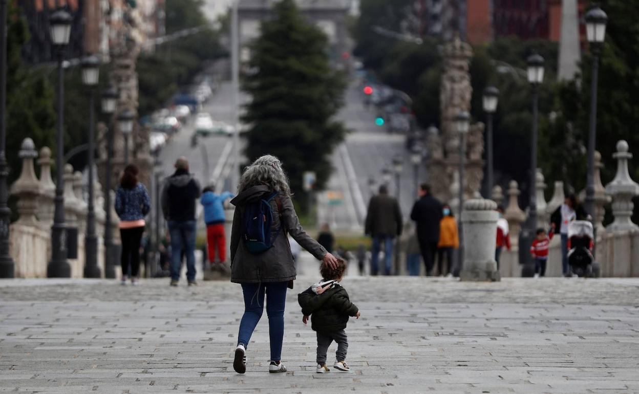 Ayuda que puedes solicitar en 2023 si tienes un hijo menor de 3 años.