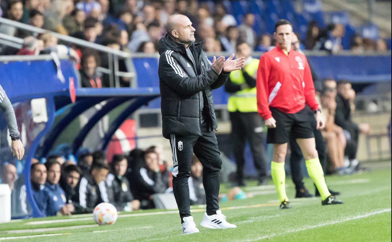 Paco López aplaude a sus futbolistas en el Carlos Tartiere de Oviedo. 