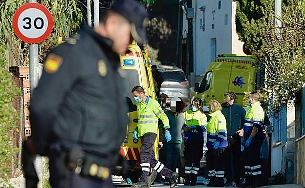 Sanitarios atienden a la hermana del atrincherado este sábado. 