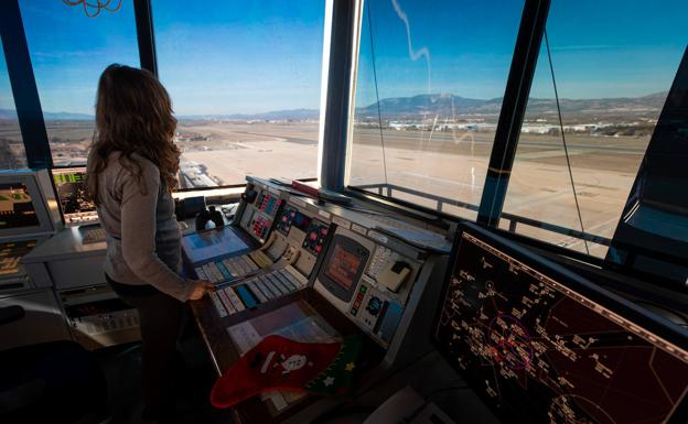 Ana controlando desde el fanal de la torre. 