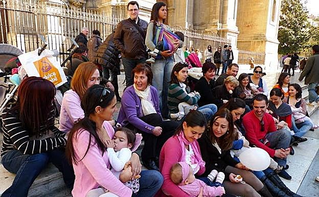 Fotografía cedida por la Asociación Mamilactancia, donde se refleja la primera fiesta de la Lactancia, en 2004