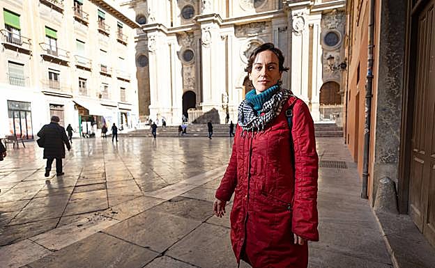 La profesora Ester Massó, en la plaza de las Pasiegas. 
