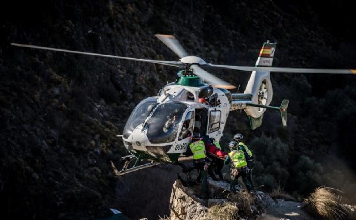 El Servicio de Rescates de Montaña de Granada durante un rescate. 