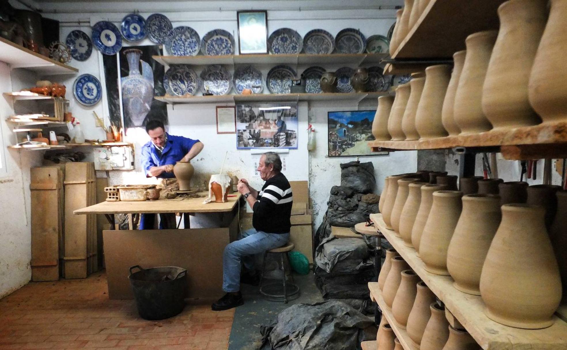 José Balboa y Falete, en un mano a mano haciendo zambombas en el taller. 