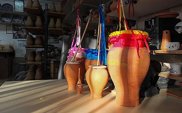 Imagen principal - Fabricación de zambombas. 