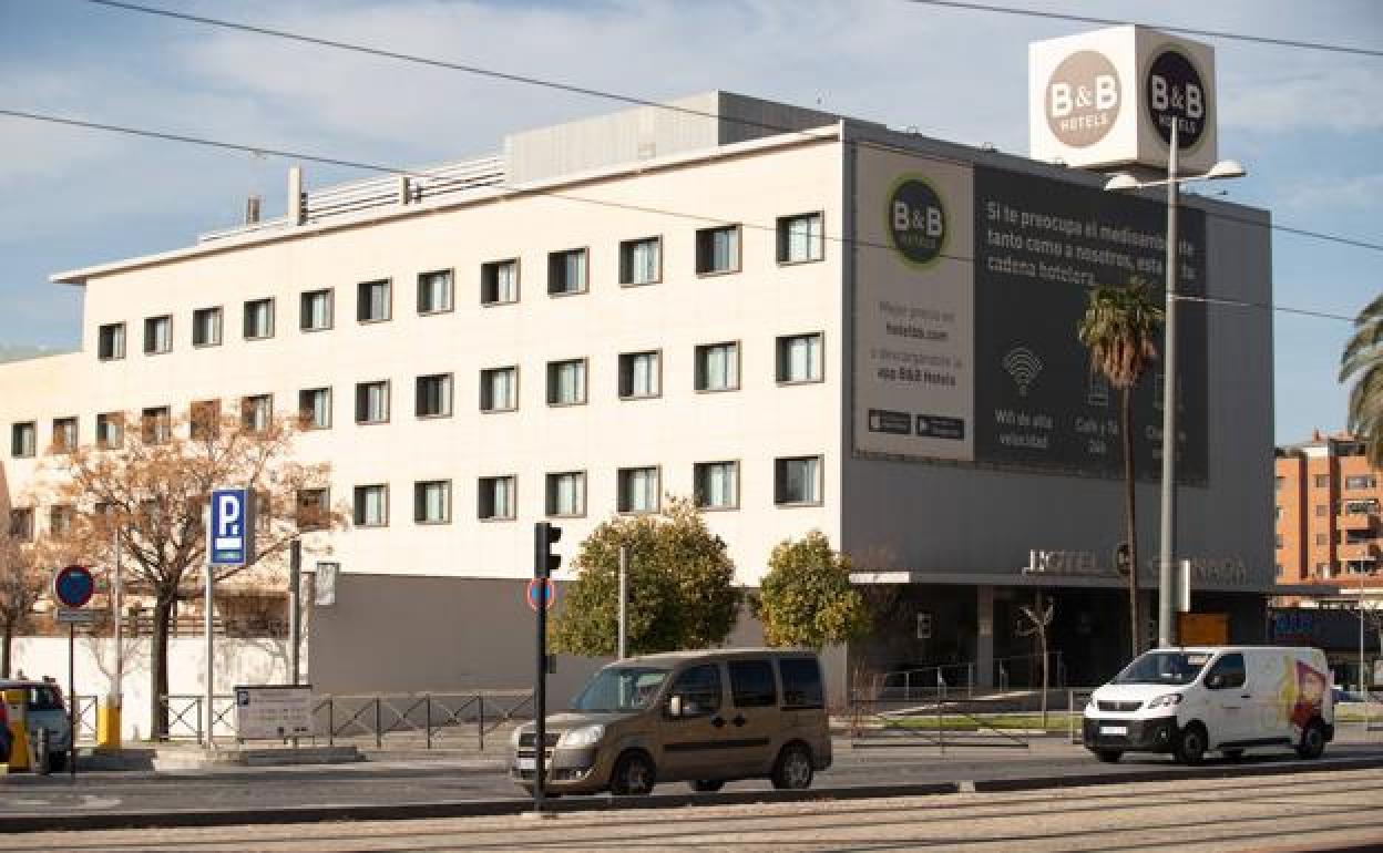 Hotel que será objeto de compra, junto a la estación de autobuses. 