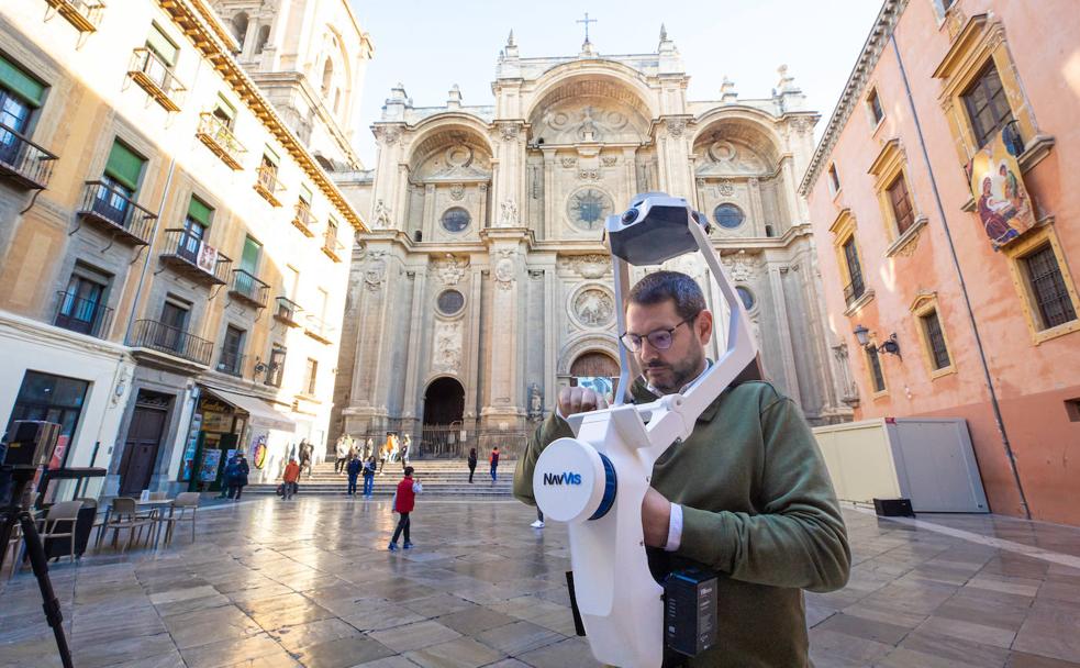 Operario prepara el escáner móvil para mapear la Catedral de Granada. 
