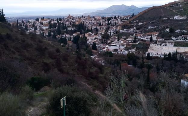 Vista de la riqueza patromonial de Granada desde el sendero