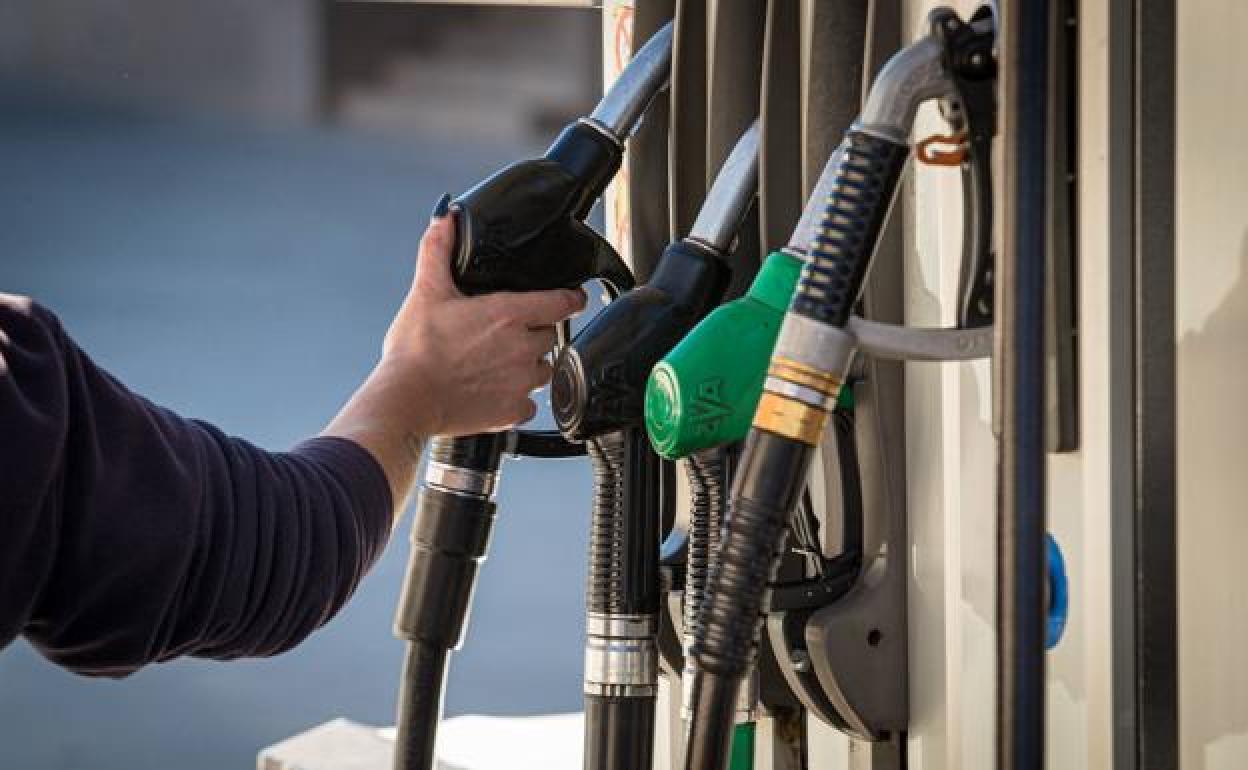 Un surtidor de combustible en una estación de servicio de Granada.