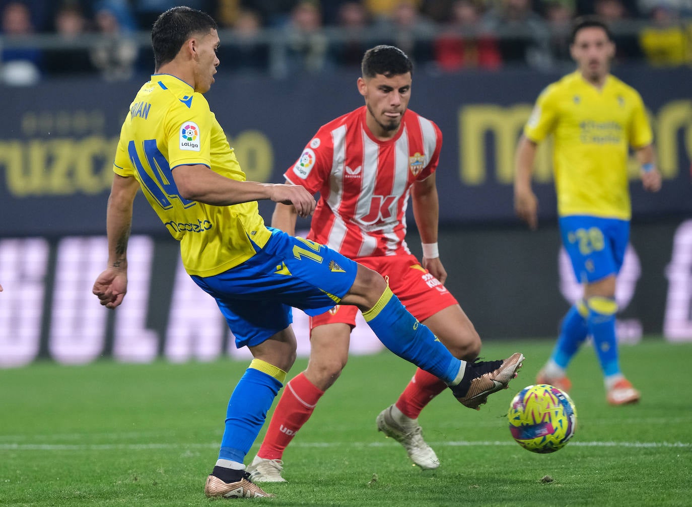 Lance del partido disputado entre el Cádiz y la UD Almería.