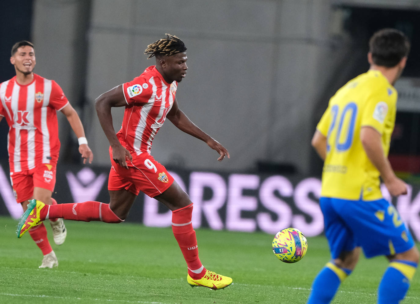 Lance del partido disputado entre el Cádiz y la UD Almería.