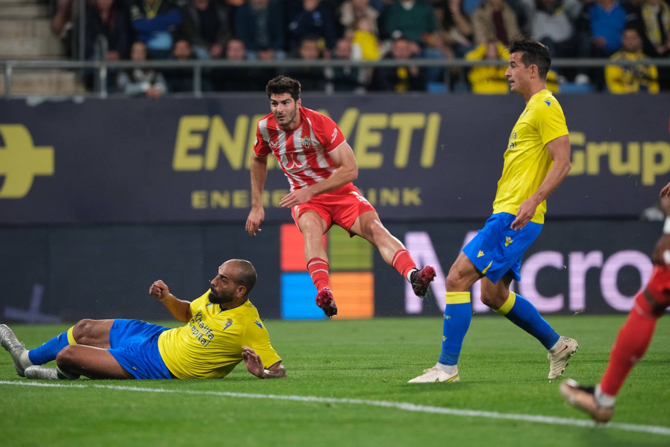 Lance del partido disputado entre el Cádiz y la UD Almería.