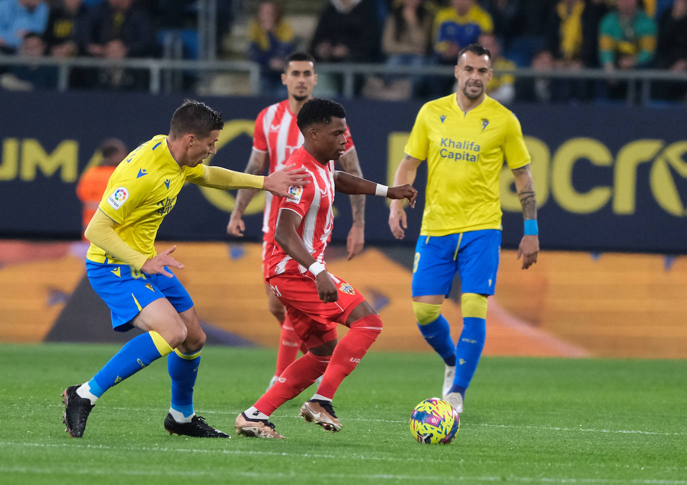 Lance del partido disputado entre el Cádiz y la UD Almería.