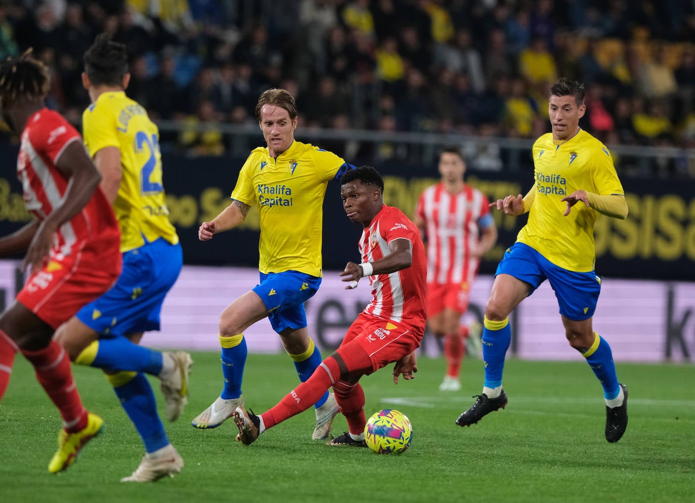 Lance del partido disputado entre el Cádiz y la UD Almería.