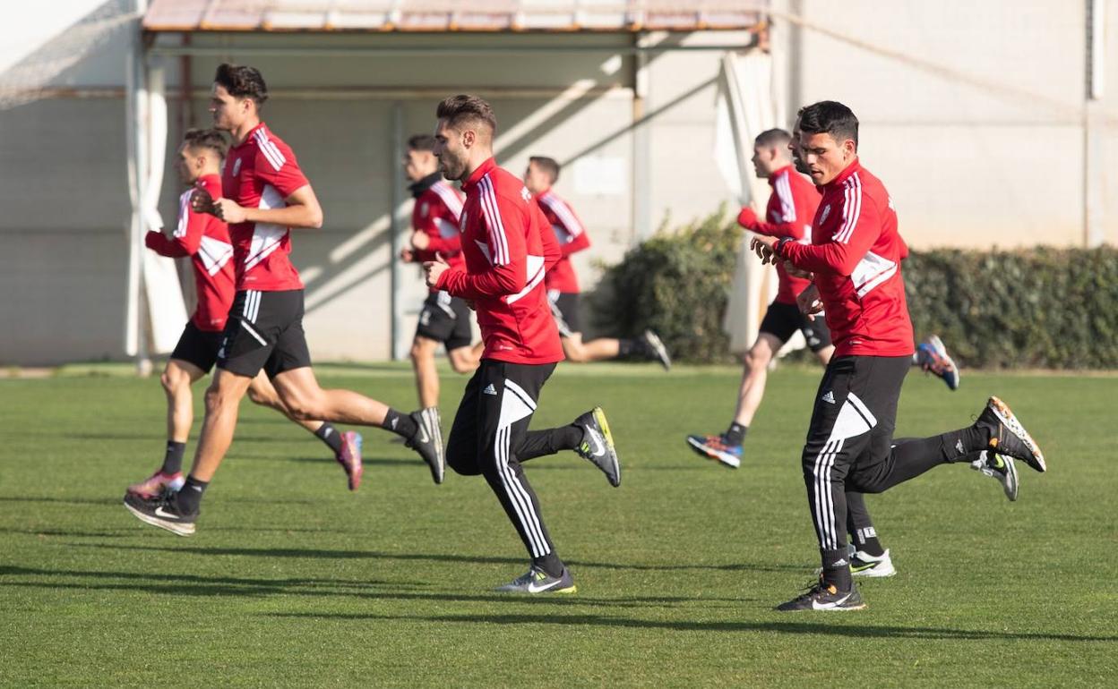 Los futbolistas del Granada corren durante su vuelta al trabajo. 