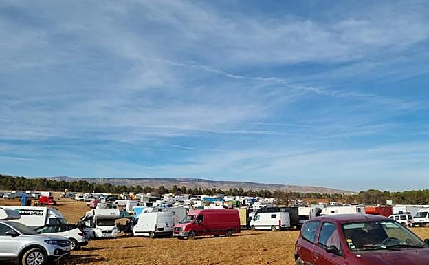 Miles de autocaravanas estacionadas en los alrededores de la presunta fiesta ilegal de La Peza.