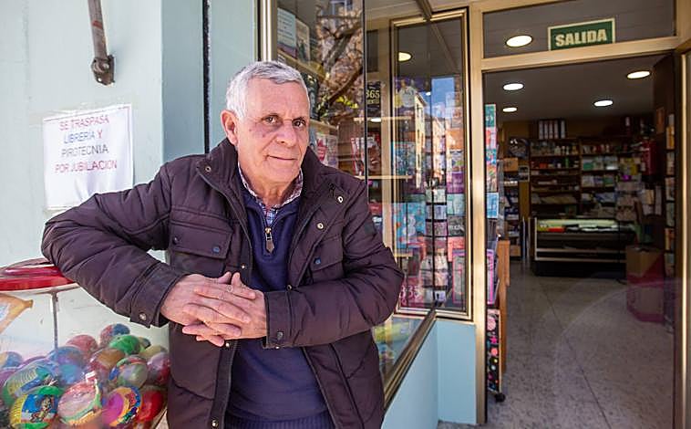 Imagen principal - La mítica librería del Zaidín, la más antigua de Granada
