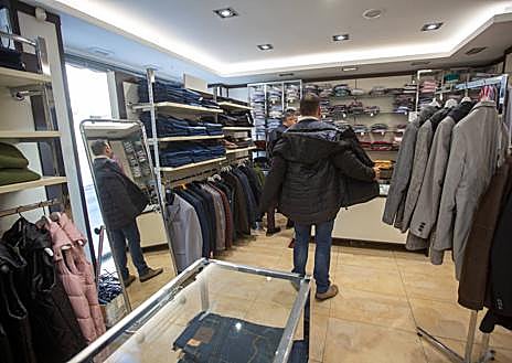 Imagen secundaria 1 - David Modas, el titán que resiste en La Chana tras 50 años