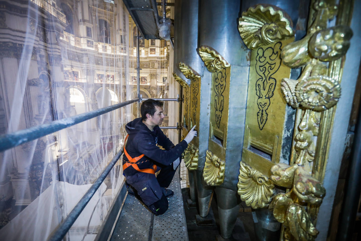 Los trabajos de restauración del mueble se iniciaron con la limpieza de todos los elementos.