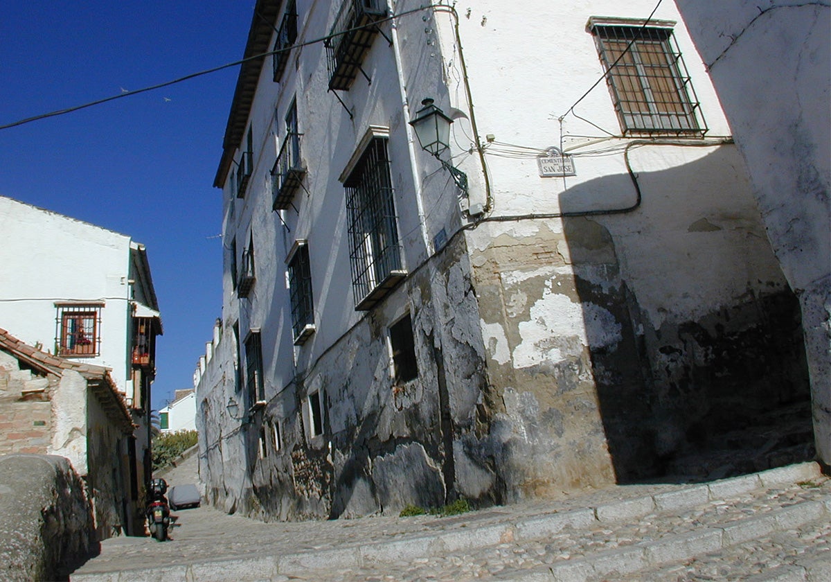 Este edificio, que aquí se muestra en una imagen de archivo, se sitúa en pleno Albaicín. La reparación de las cubiertas, realizadas durante el año 2015, al inicio del mandato de Pilar Aranda como rectora de la Universidad de Granada, supusieron el desembolso de apenas 38.600 euros. Es el tercer lugar con menor inversión entre aquel año y 2023.