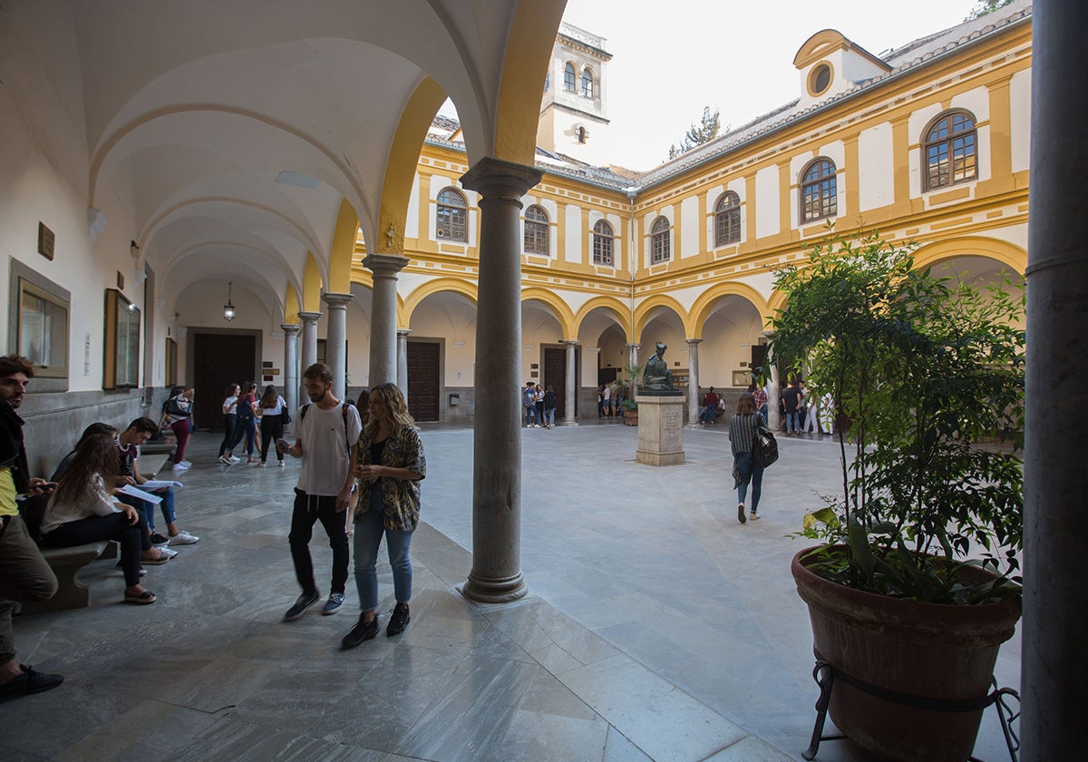 El edificio San Pablo, sede de la facultad, aglutina 3,6 millones de euros en inversiones en rehabilitación durante el mandato de la actual rectora. La mayor parte de este dinero, 3,4 millones, se fueron en la última fase de la rehabilitación de la cubierta del edificio, acometida en 2015. Desde entonces, el único trabajo realizado en este sentido es la sustitución de las ventanas que dan a la calle Duquesa, que costaron 129.571 euros en 2019.