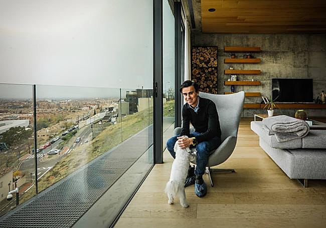 Un salón con vistas.