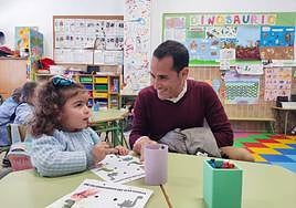 Francisco Solano durante la visita a un centro escolar.