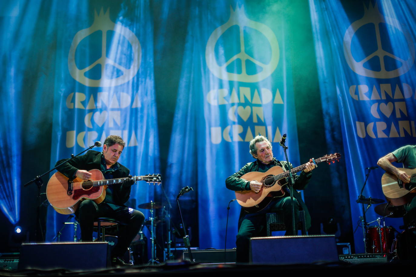 Dieciséis de los grupos y artistas más señeros de Granada llenaron de buen amúsica el Palacio de Deportes en un evento histórico para ayudar al pueblo de Ucrania