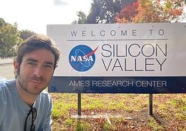 Juan Fernández, junto al cartel de bienvenida a Silicon Valley