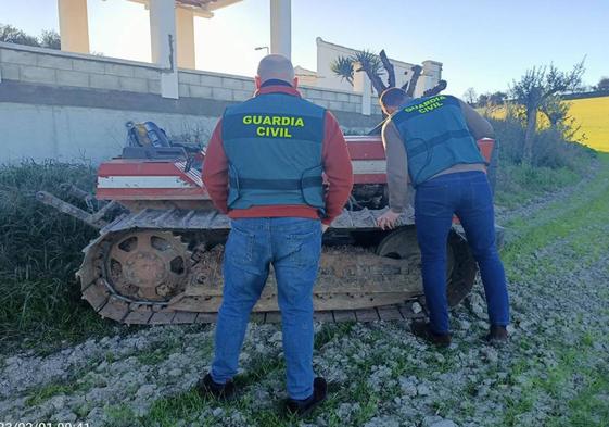 Agentes de la Guardia Civil junto al tractor.