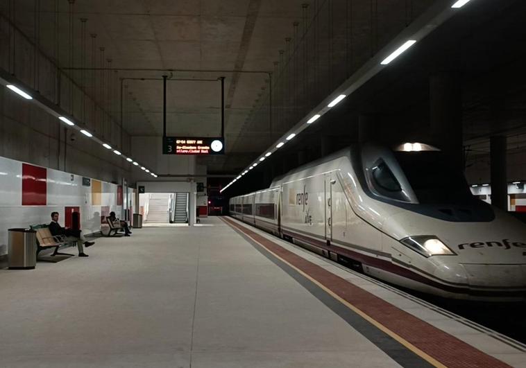 Llegada a Antequera Alta Velocidad de un tren procedente de Granada con destino Madrid.