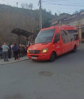 Imagen secundaria 2 - Vecinos del Sacromonte junto a la zona del deslizamiento.