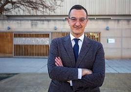 El delegado del ICAGR en Santa Fe, frente a los juzgados del municipio.