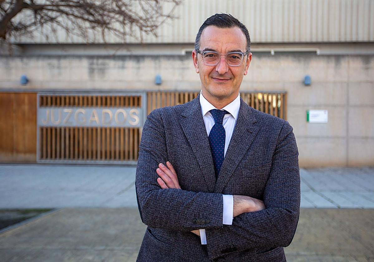 El delegado del ICAGR en Santa Fe, frente a los juzgados del municipio.