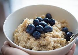 Harvard recomienda 11 alimentos ricos en fibra para bajar el colesterol.