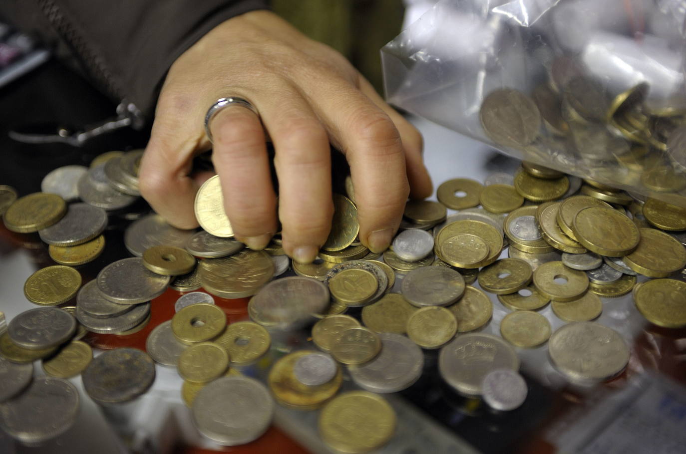 Cómo obtener hasta 150.000 euros con las monedas de 100 pesetas.