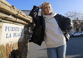 La pintora rusa Olga Ossintseva posa en el centro de Pitres, la localidad alpujarreña que la enamoró.