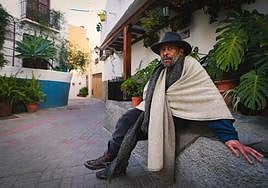 Pocho Guimaraes, sentado en una de las fuentes de Lanjarón.