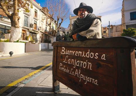 Imagen secundaria 1 - Pocho Guimaraes, en su taller y paseando por Lanjarón.