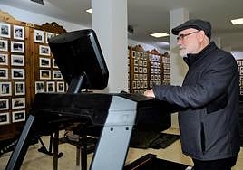 El alcalde, con una de las máquinas del gimnasio.