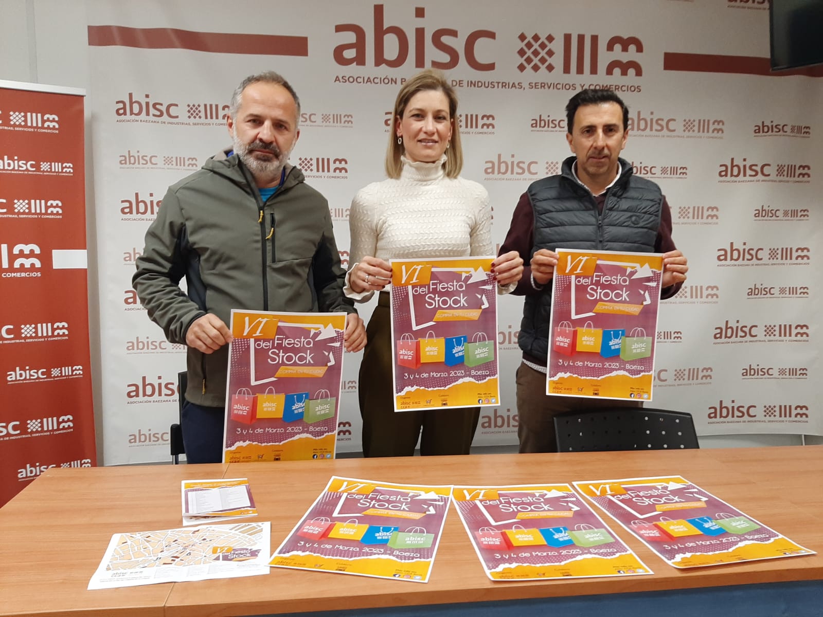 La concejala de Comercio, Charo Miras, y el presidente de la Asociación Baezana de Industrias y Comercio (ABISC), Sebastián Moreno, a la derecha.