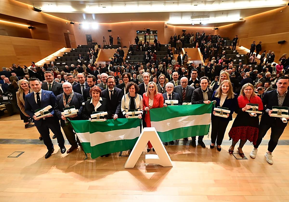 Foto de familia de los premiados con las Banderas de Andalucía en Granada