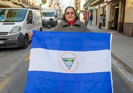 La periodista nicaragüense despliega la bandera de su patria con el escudo hacia abajo, porque la protesta continúa en Granada.