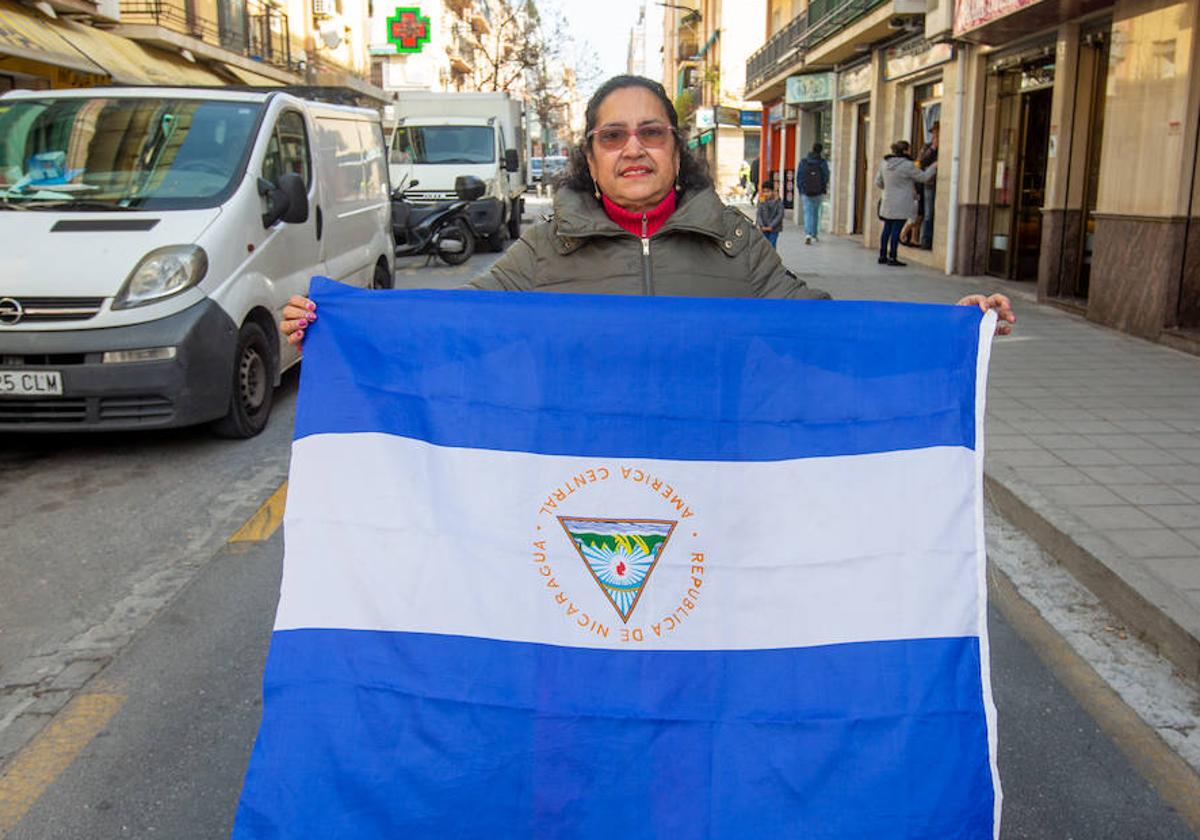 La periodista nicaragüense despliega la bandera de su patria con el escudo hacia abajo, porque la protesta continúa en Granada.