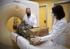 Los profesionales de Clave Restaura preparan la talla de Risueño para la realización de la prueba diagnóstica para descifrar su estado de conservación.