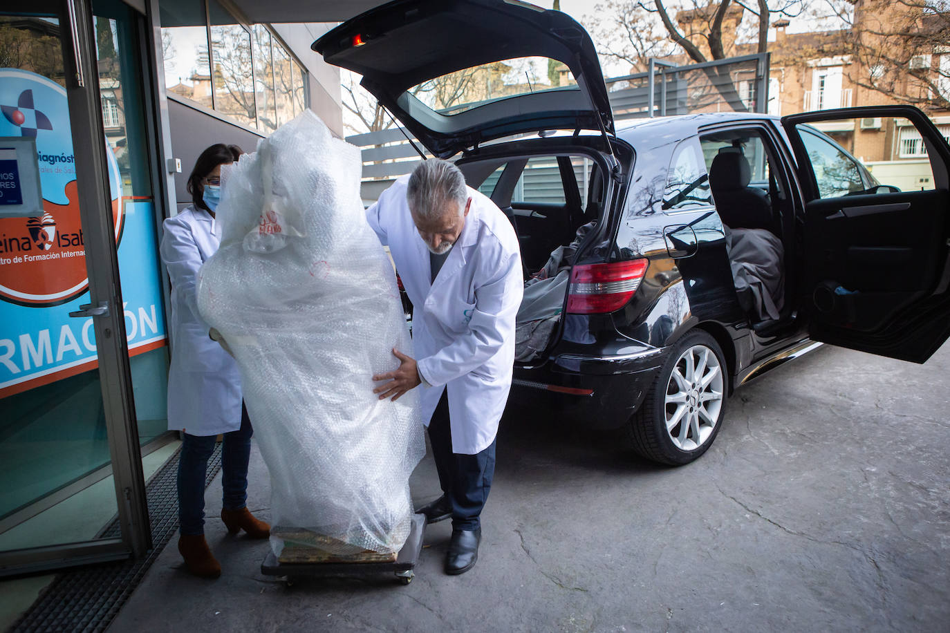 Imagen principal - La talla, envuelta en papel de burbuja, llega hasta el Centro de Diagnóstico. 