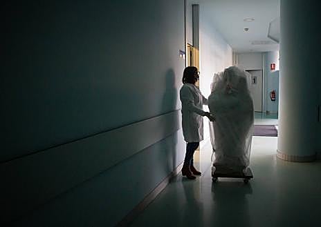 Imagen secundaria 1 - La talla, envuelta en papel de burbuja, llega hasta el Centro de Diagnóstico. 